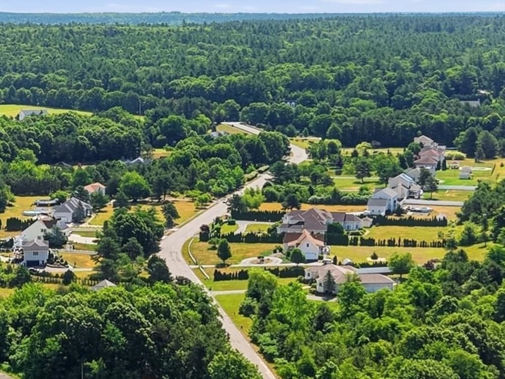 24 Alexandra Dr, Freetown MA 02702