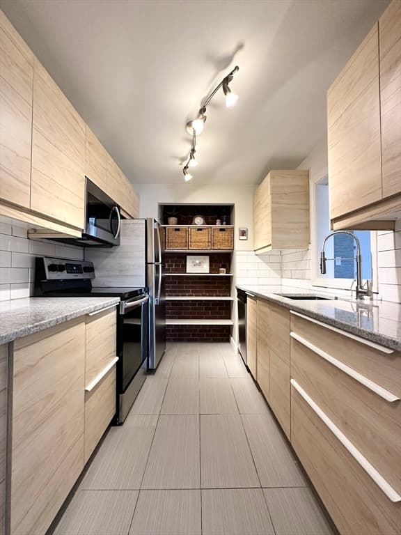 Condominium at 55 Greentree Ln # 49, Weymouth MA 02190, photo 4 of 12
