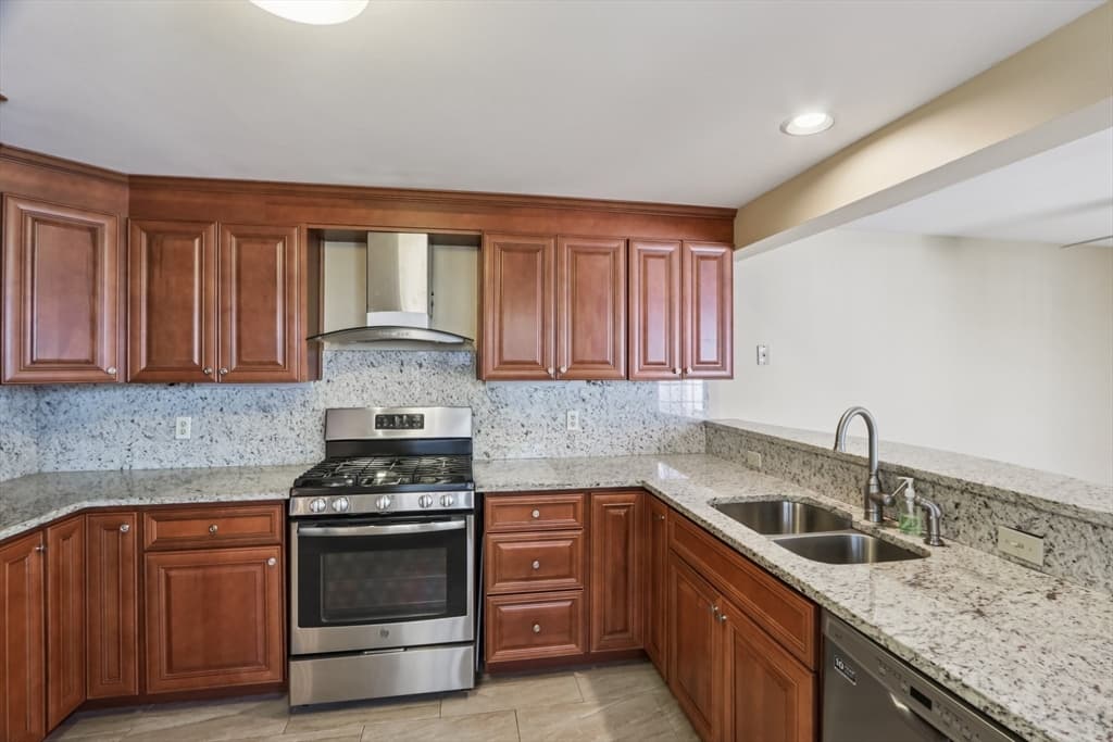 Condominium at 35 Mitchell Grant Way # 35, Bedford MA 01730, photo 3 of 41