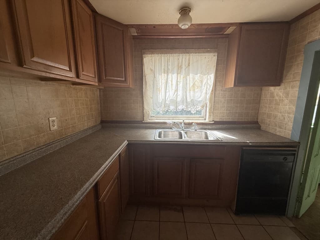 3 Family at 127 Cliff St, Southbridge MA 01550, Southbridge, photo 10 of 29