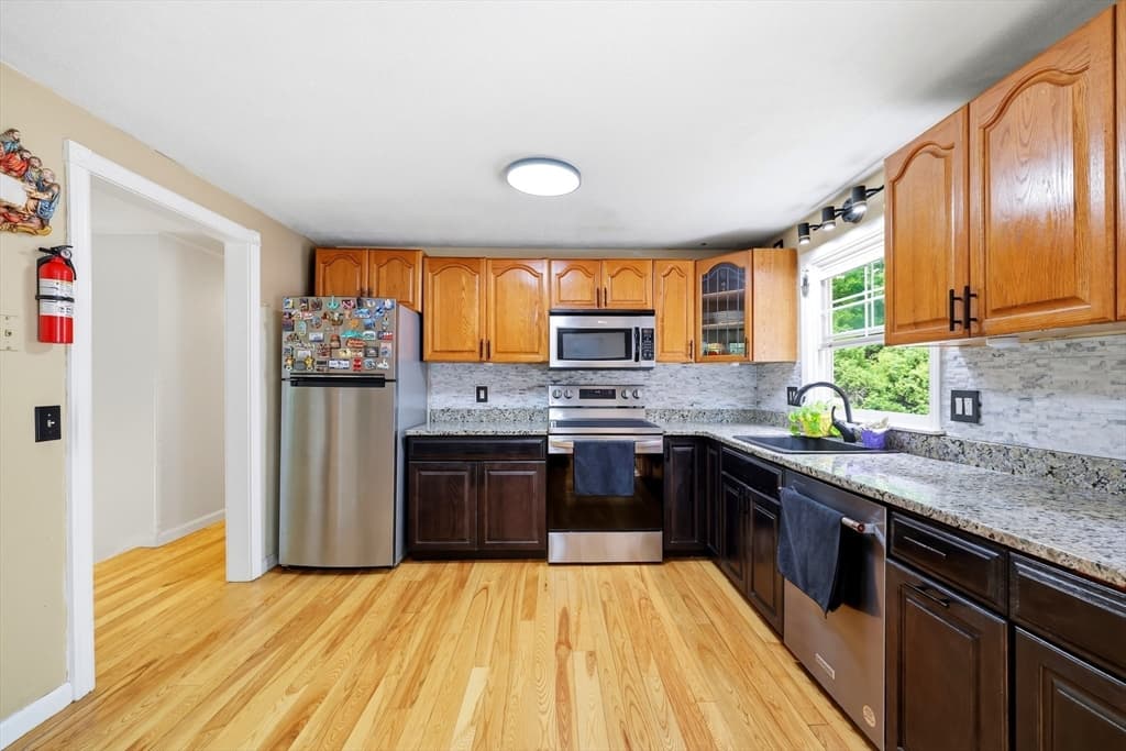23 Phelps St, Easthampton MA 01027 photo 8