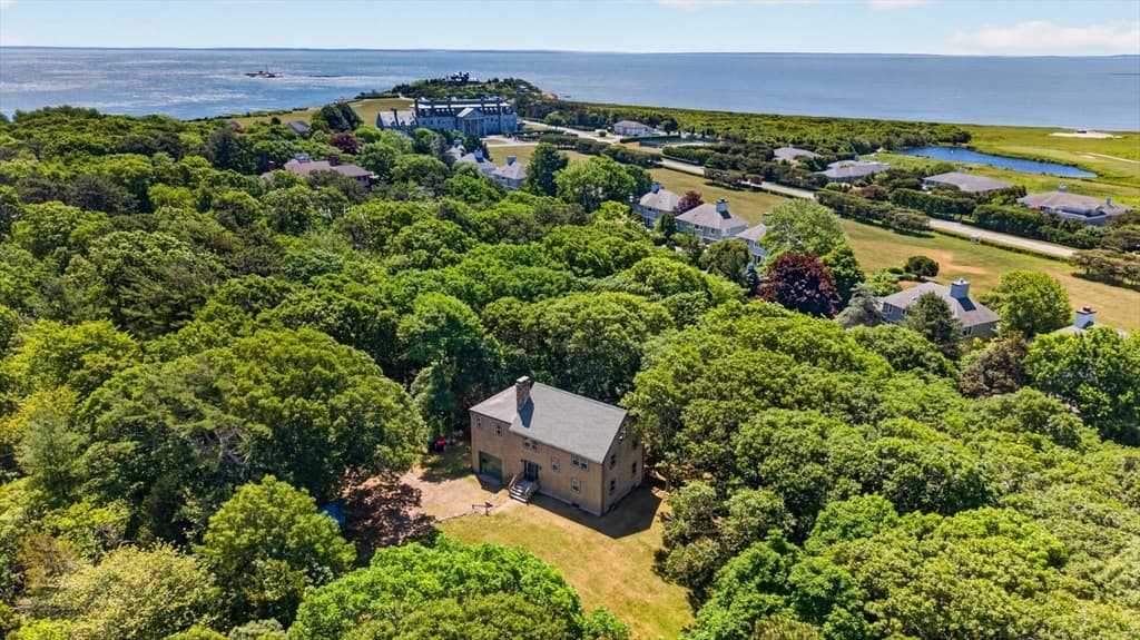 21 Mattarest Ln, Dartmouth MA 02748