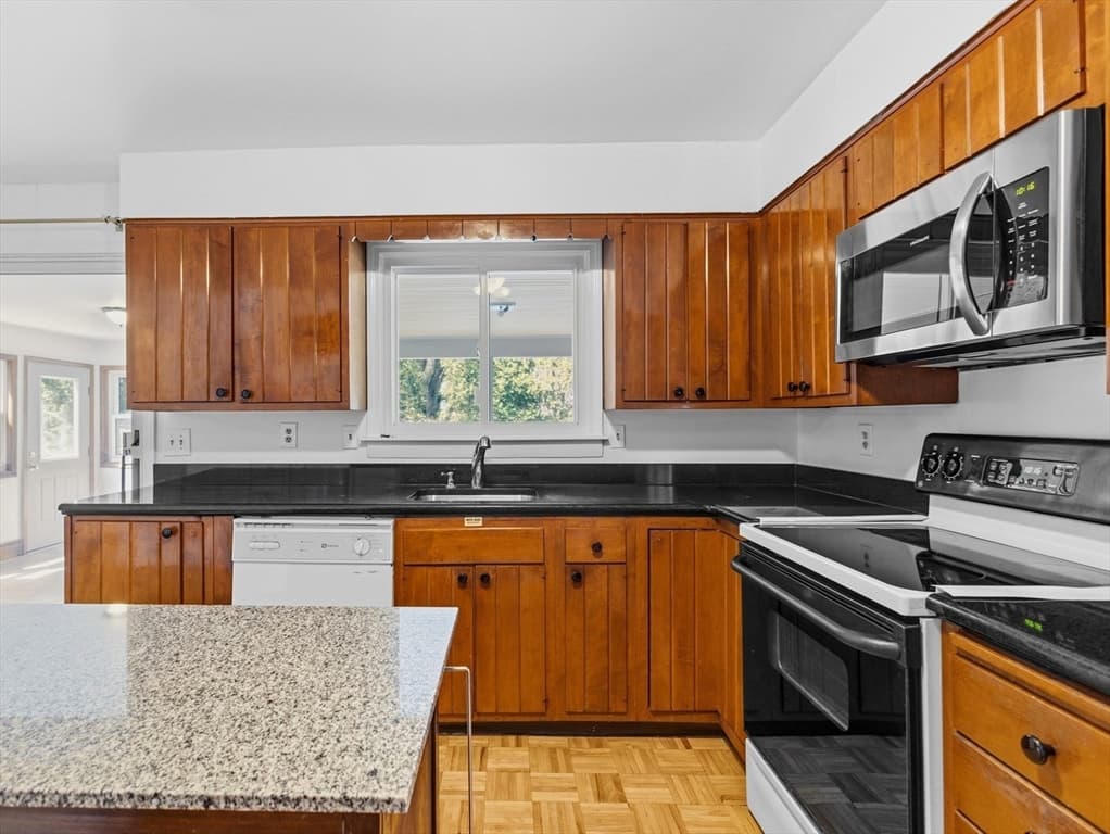 Single Family Residence at 4 Merrymount Dr., Dartmouth MA 02747, photo 13 of 42