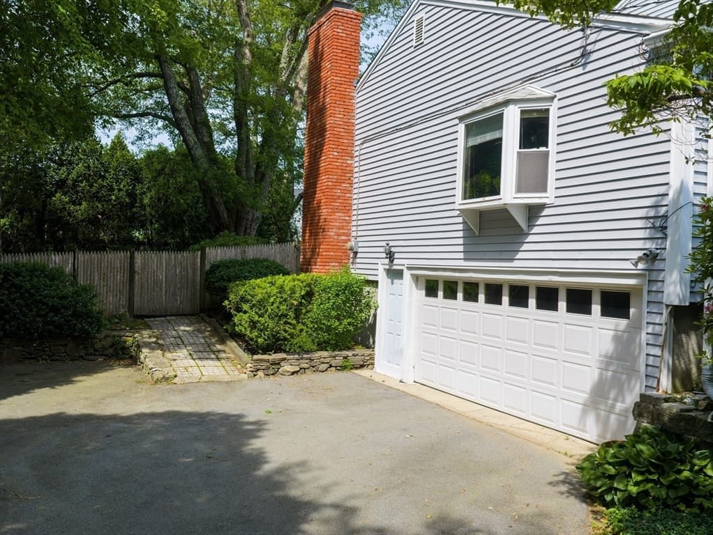 Single Family Residence at 4 Merrymount Dr., Dartmouth MA 02747, photo 5 of 42