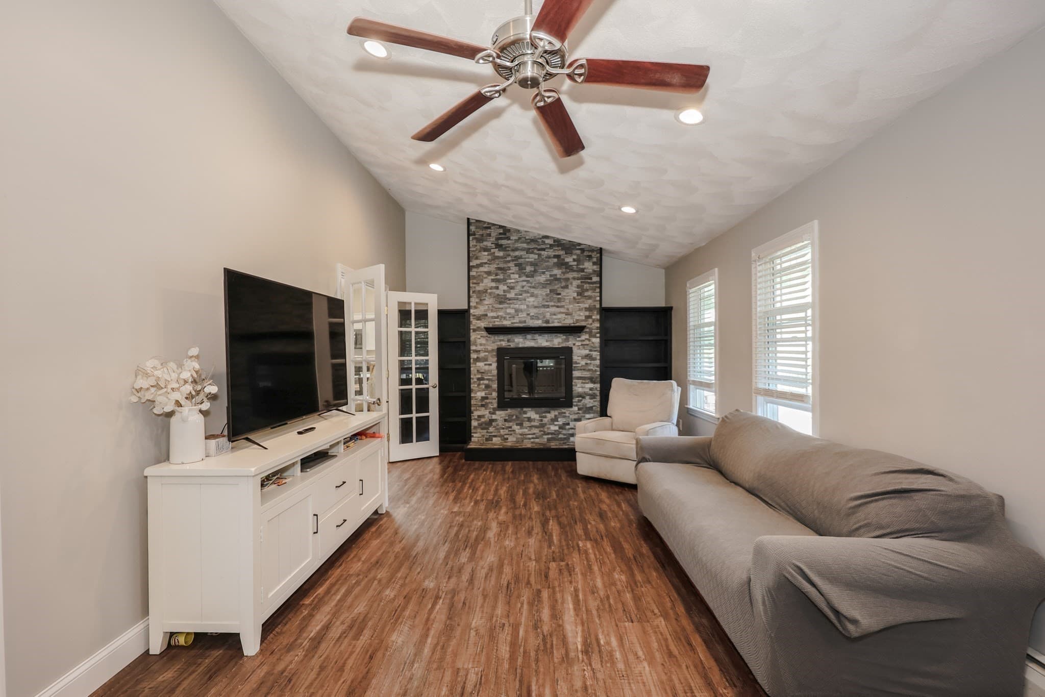 Single Family Residence at 86 Meadowbrook Road, Chelmsford MA 01863, photo 4 of 41