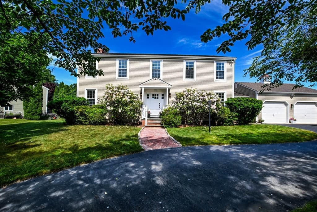 18 Stratford Dr, Dartmouth MA 02747