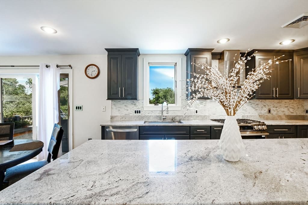 18 Stratford Dr, Dartmouth MA 02747 photo 9