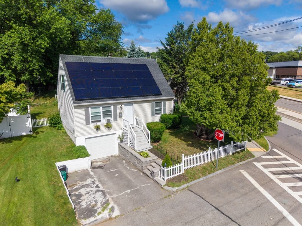 2 Amesbury St, Worcester MA 01605