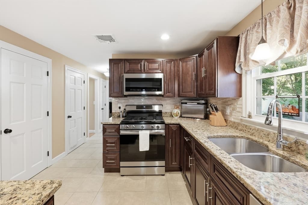 45 Constitution Dr, Leominster MA 01453 photo 16