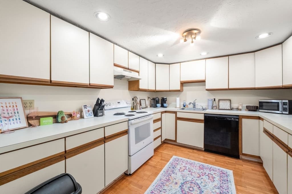 Condominium at 30 Peterborough # H, Boston MA 02215, photo 7 of 34