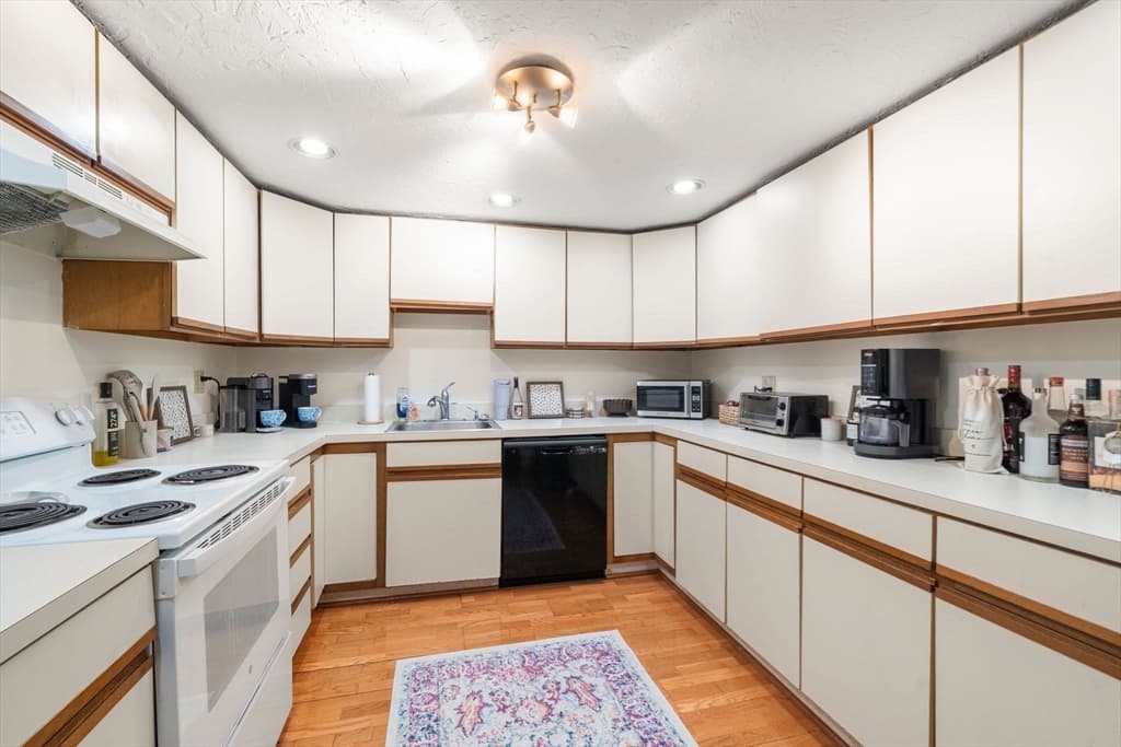 Condominium at 30 Peterborough # H, Boston MA 02215, photo 8 of 34
