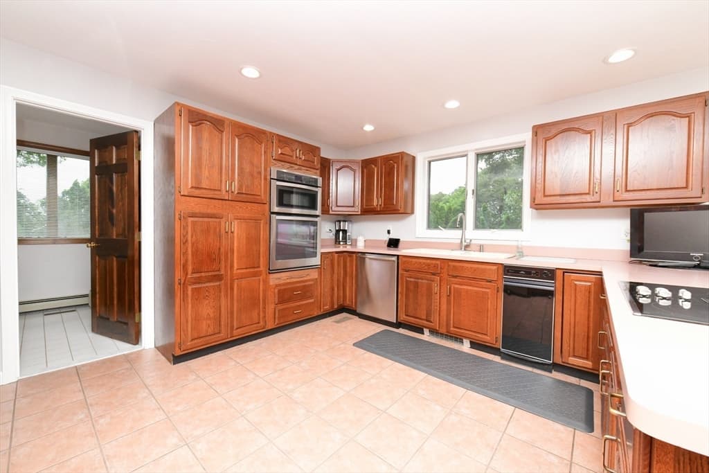 Single Family Residence at 1 Homestead Rd, Bourne MA 02562, photo 6 of 36