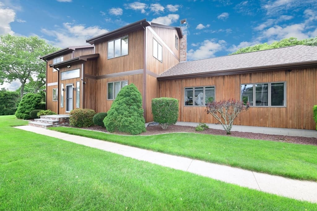 1 Homestead Rd, Bourne MA 02562