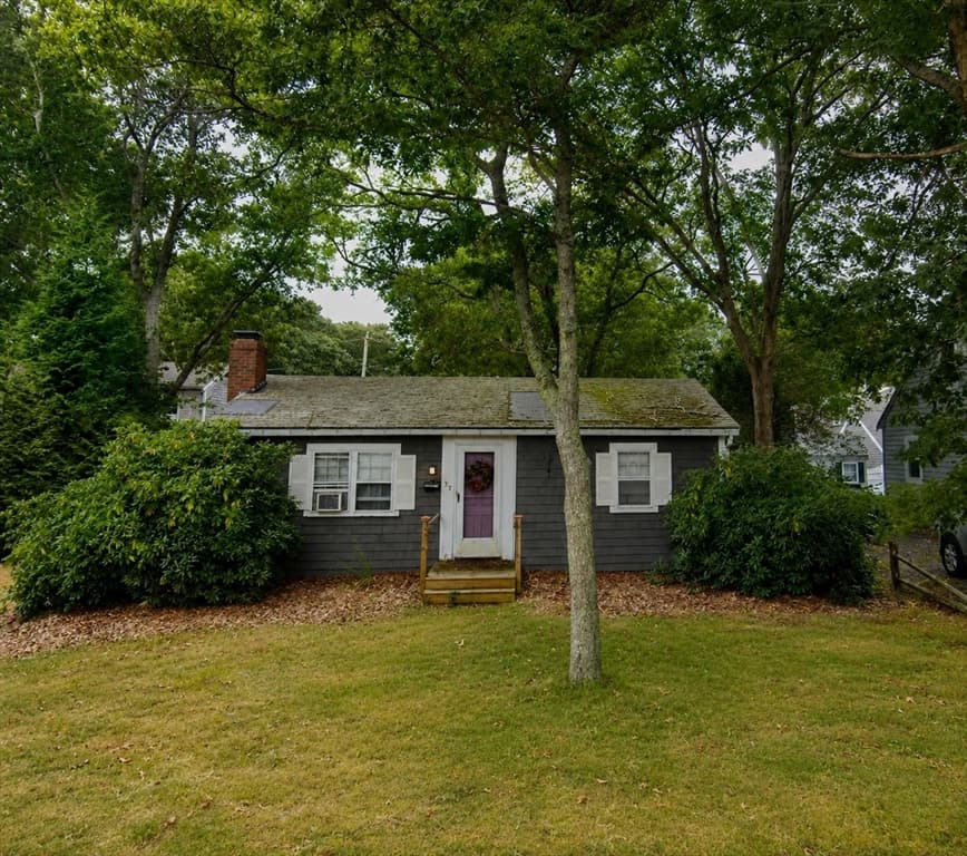 57 Oak St, Falmouth MA 02536