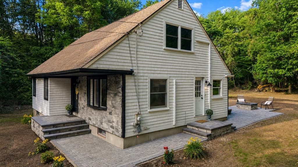 380 Brayton Rd, Tiverton RI 02878 photo 2