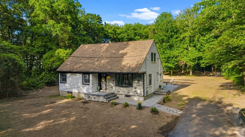 380 Brayton Rd, Tiverton RI 02878