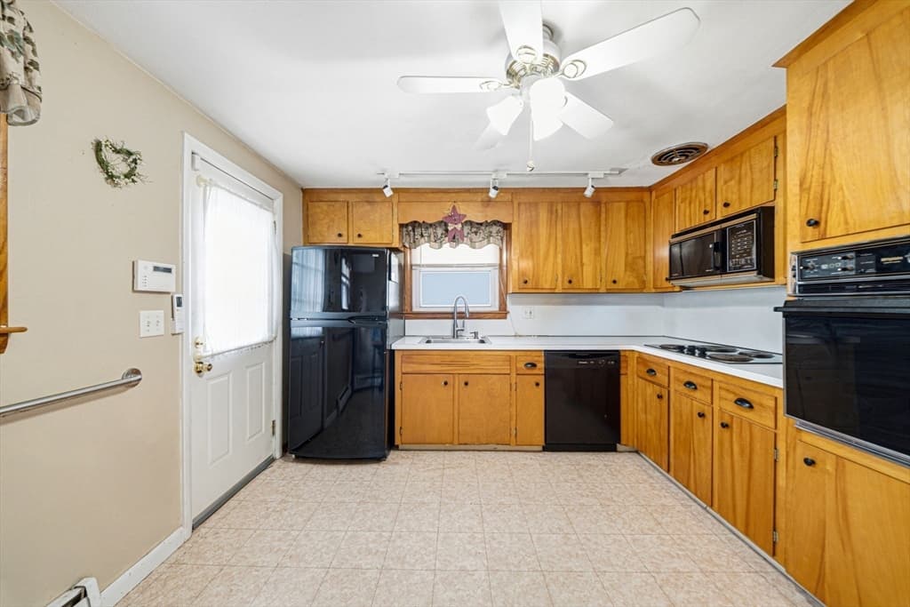 Single Family Residence at 33 Fairchild Ave, Saugus MA 01906, photo 9 of 33