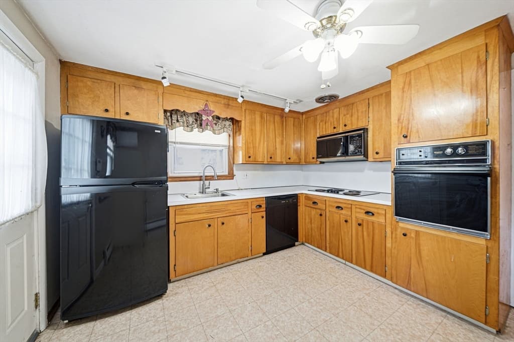 Single Family Residence at 33 Fairchild Ave, Saugus MA 01906, photo 10 of 33