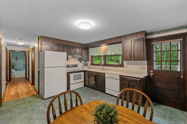 Single Family Residence at 15 Hastings Rd, Spencer MA 01562, Spencer, photo 7 of 39