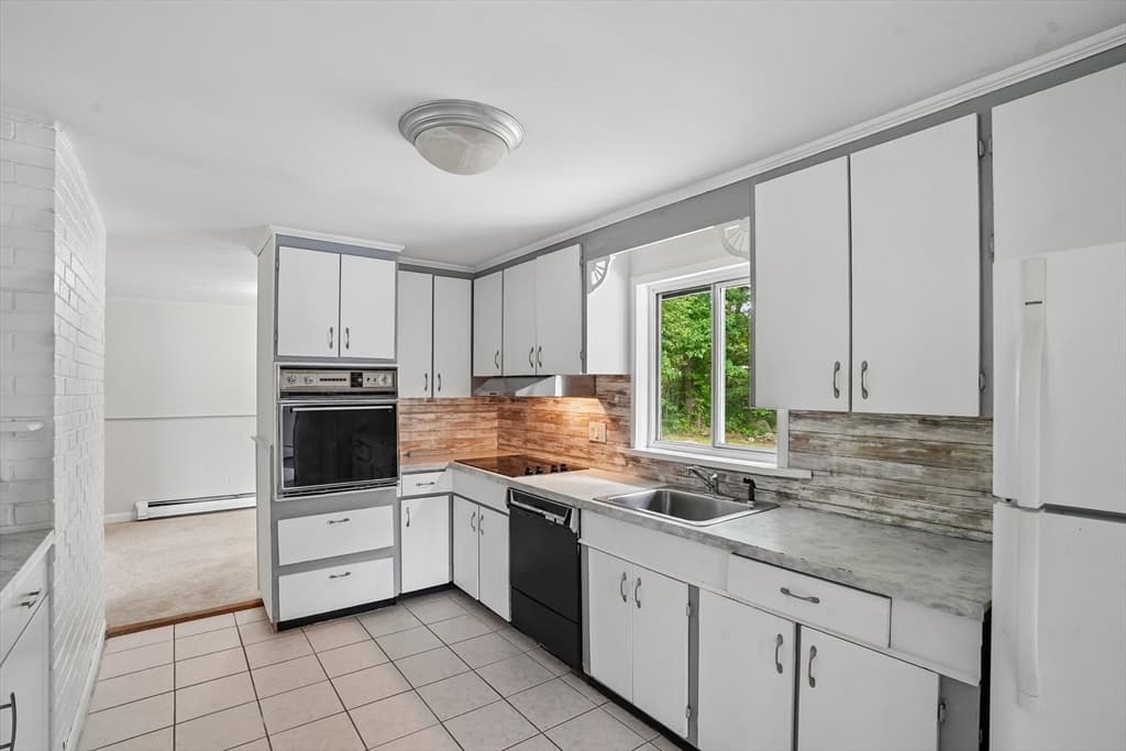 237 Hovenden Ave, Brockton MA 02302 photo 2