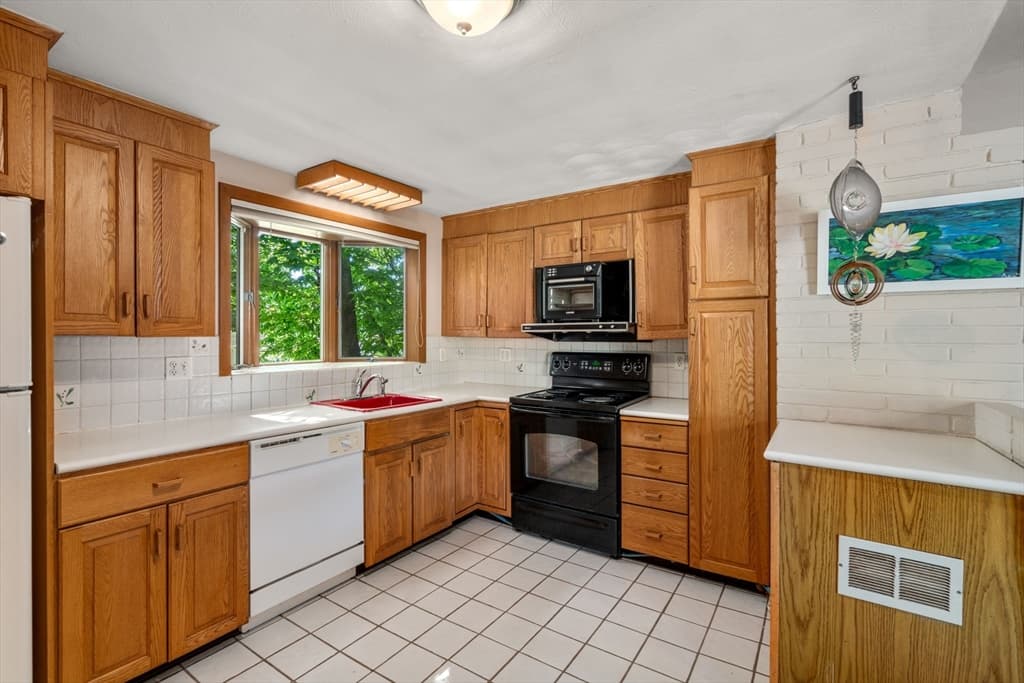 Single Family Residence at 11 Ruth Dr, Framingham MA 01701, Framingham, photo 12 of 37