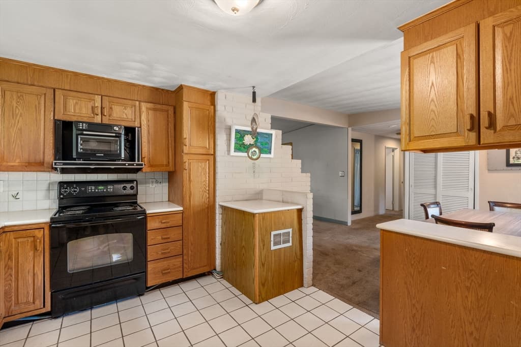 Single Family Residence at 11 Ruth Dr, Framingham MA 01701, Framingham, photo 11 of 37