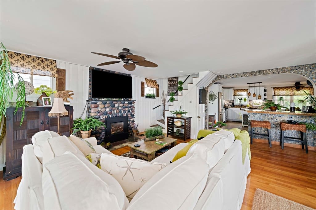 Single Family Residence at 5 Caldwell St, Weymouth MA 02191, photo 6 of 34