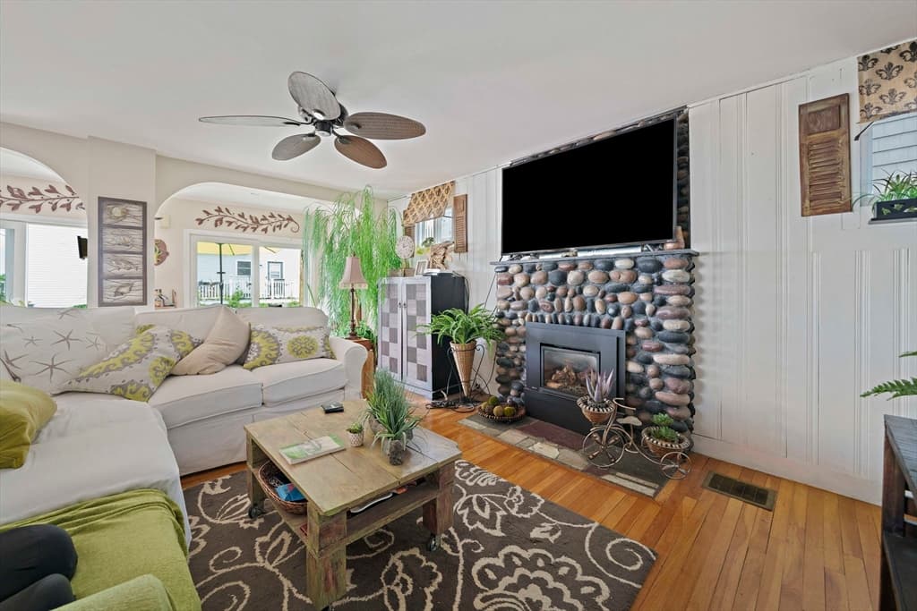 Single Family Residence at 5 Caldwell St, Weymouth MA 02191, photo 4 of 34