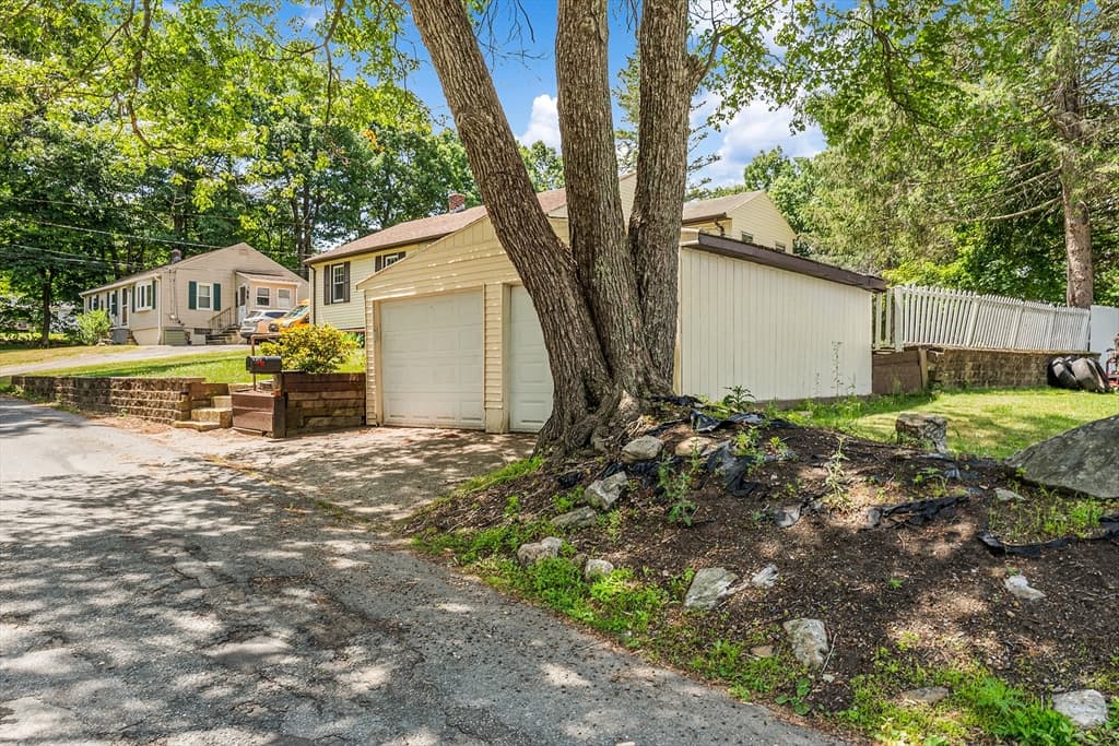 90 Towtaid St, Leicester MA 01611 photo 4
