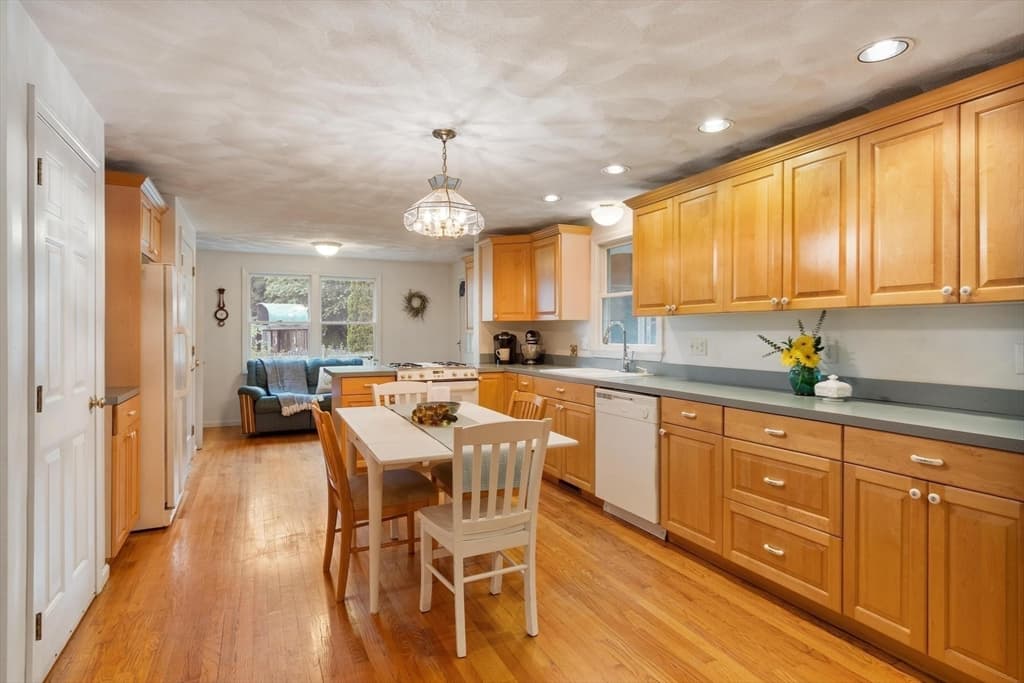 Single Family Residence at 14 Millers Farm Road, Billerica MA 01821, photo 13 of 36