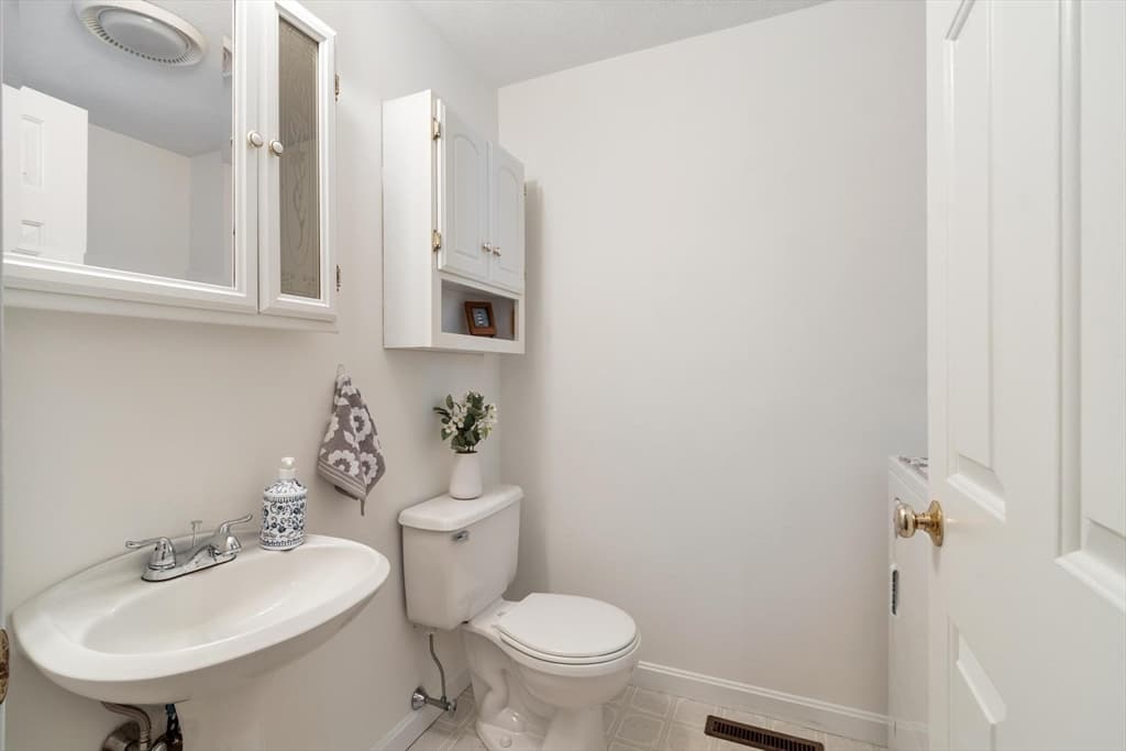 Single Family Residence at 14 Millers Farm Road, Billerica MA 01821, photo 18 of 36