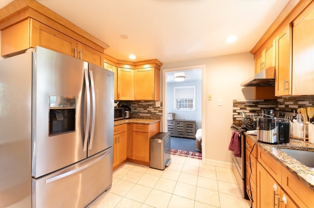 Single Family Residence at 37 Maple Ave, Woburn MA 01801, Woburn, photo 3 of 38