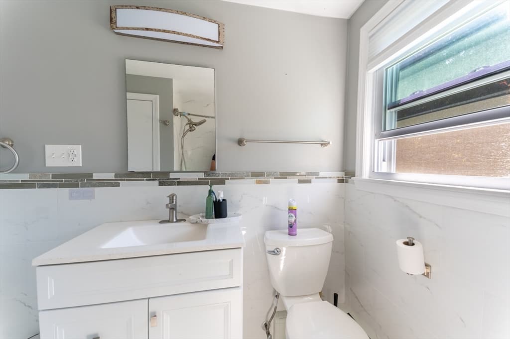 Single Family Residence at 37 Maple Ave, Woburn MA 01801, Woburn, photo 10 of 38