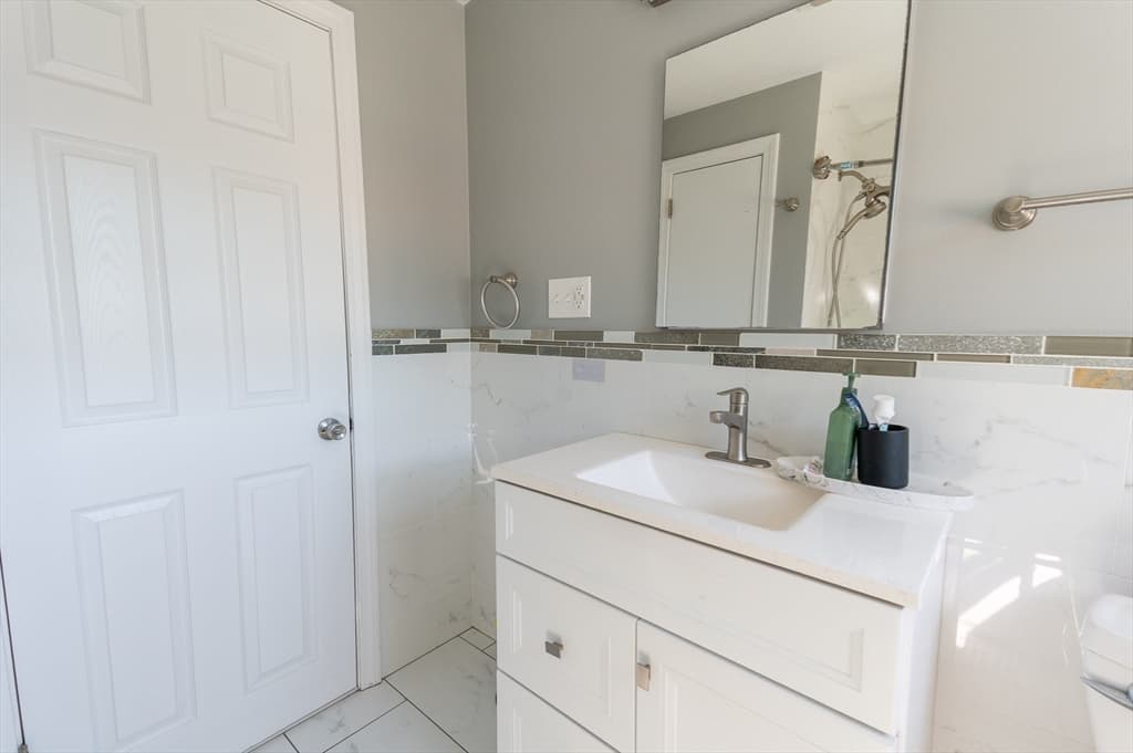 Single Family Residence at 37 Maple Ave, Woburn MA 01801, Woburn, photo 11 of 38