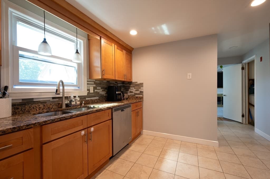 Single Family Residence at 37 Maple Ave, Woburn MA 01801, Woburn, photo 4 of 38