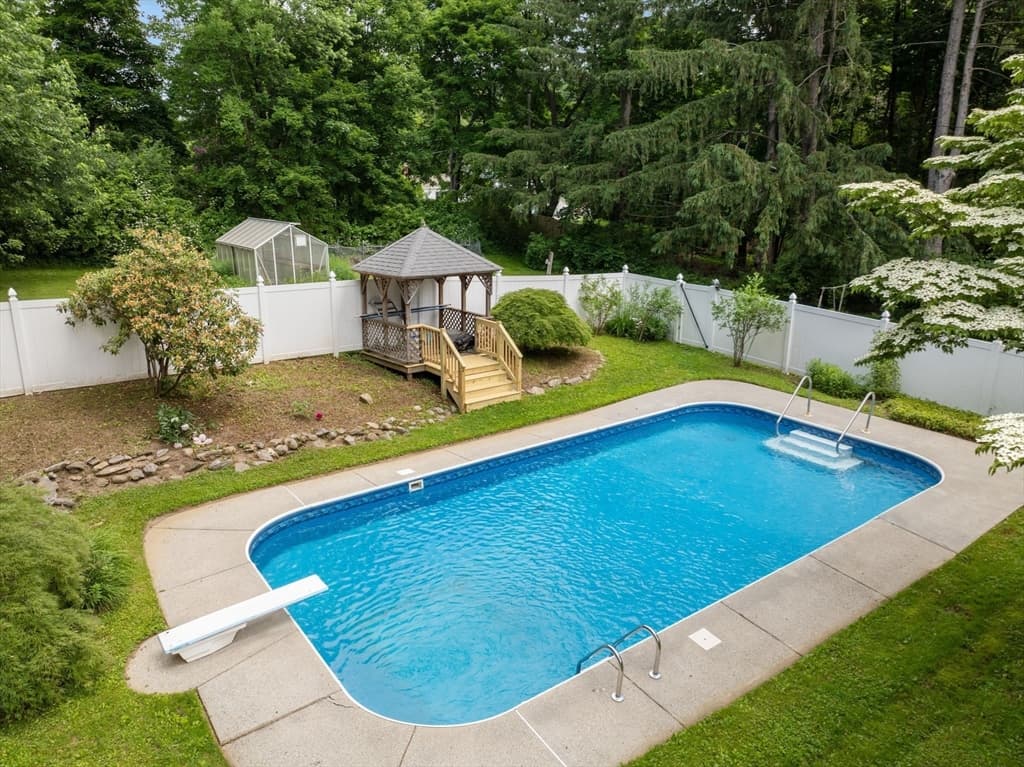 Single Family Residence at 6 Newton Place, Sturbridge MA 01566, Sturbridge, photo 6 of 34