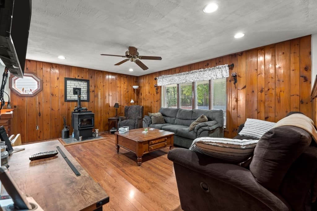25 Beacon St, Amesbury MA 01913 photo 4