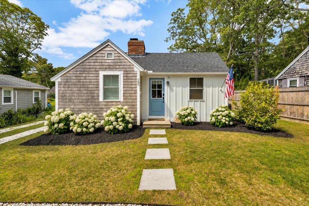25 Lake Rd E, Yarmouth MA 02673
