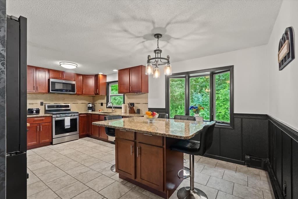24 Helena St, Ludlow MA 01056 photo 6