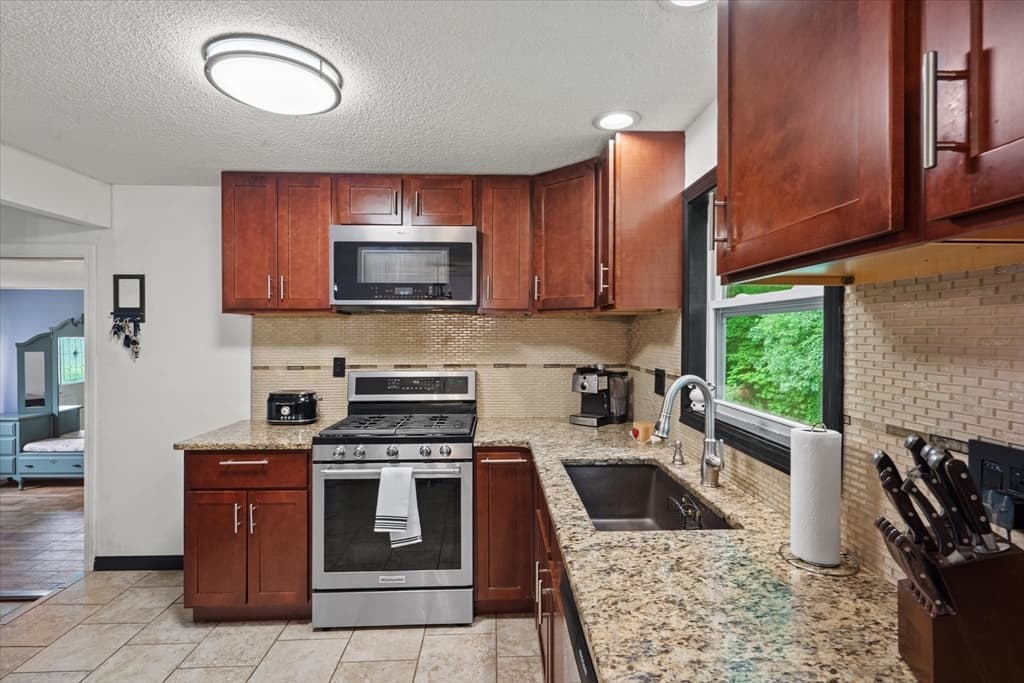 24 Helena St, Ludlow MA 01056 photo 7