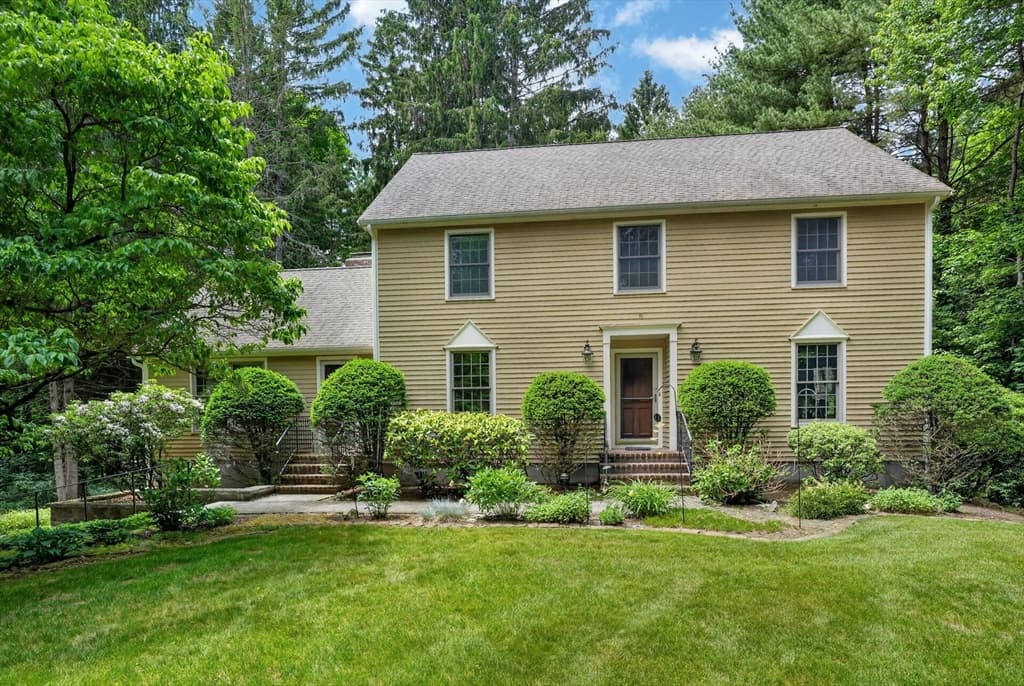 17 Maplewood Road, Medfield MA 02052