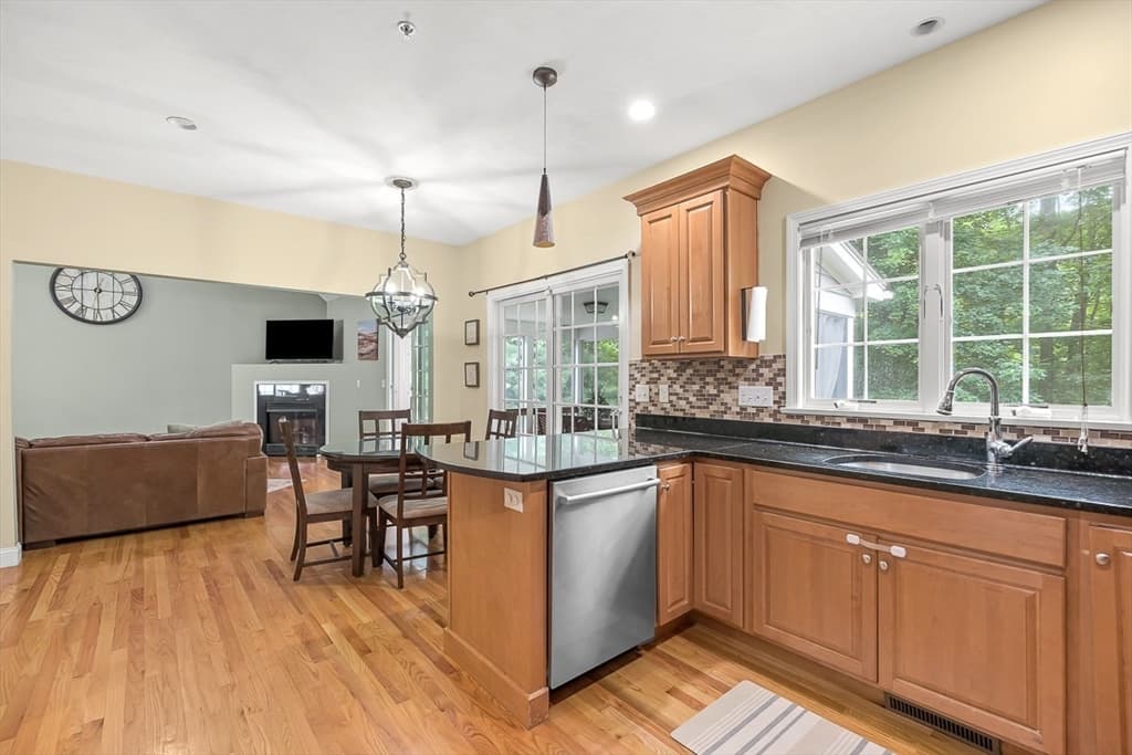 Condominium at 17 Hepatica Drive # 17, North Andover MA 01845, photo 6 of 42