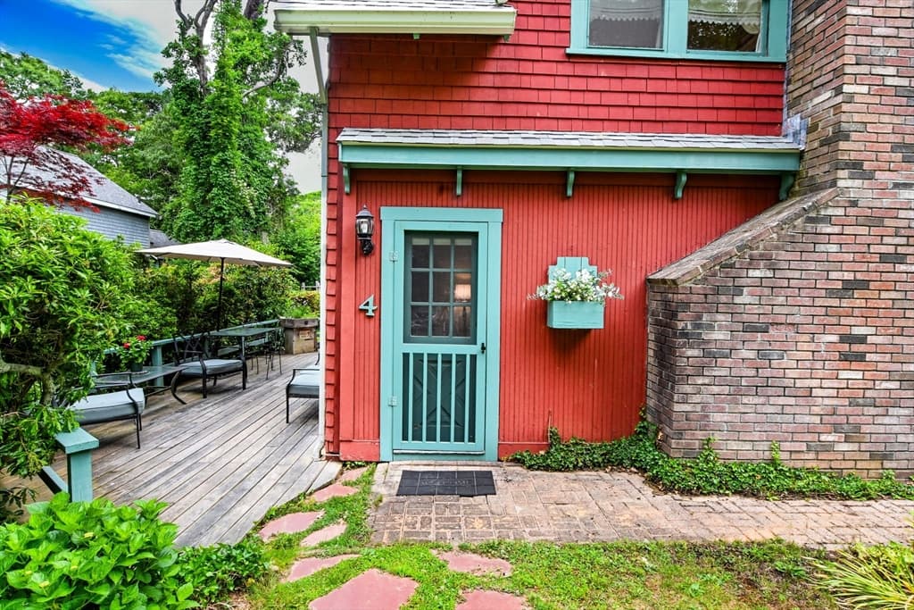 Single Family Residence at 4 Evergreen Hill Rd, Bourne MA 02532, photo 2 of 27