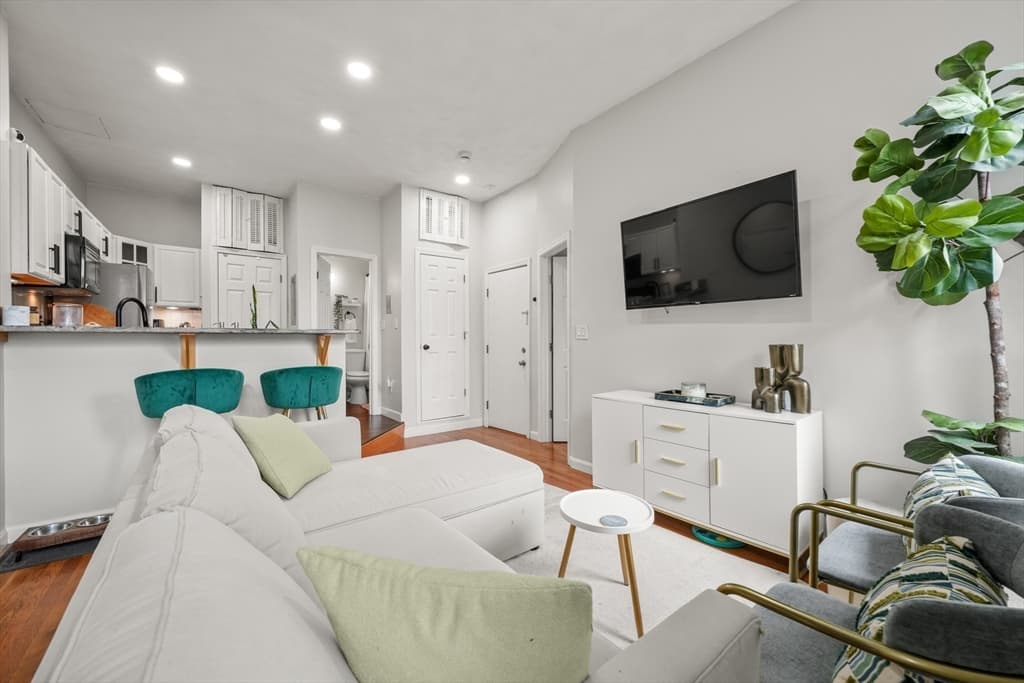 Condominium at 549 Columbus Avenue # 2, Boston MA 02118, photo 5 of 10