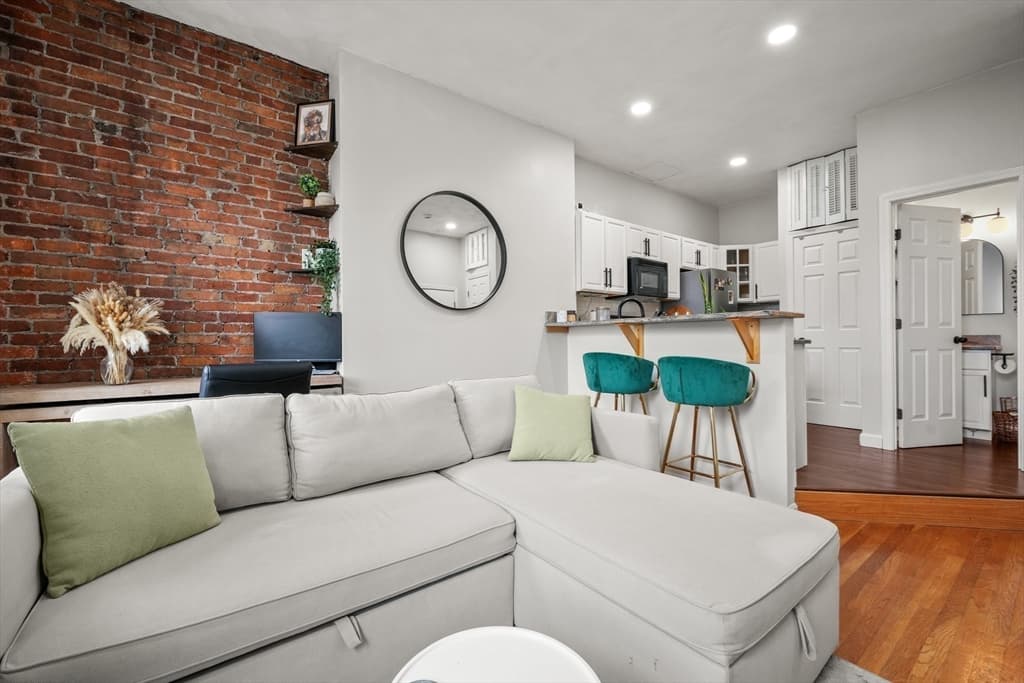 Condominium at 549 Columbus Avenue # 2, Boston MA 02118, photo 4 of 10