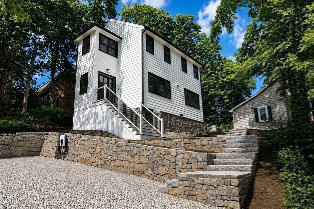 9 Ledge St, Melrose MA 02176