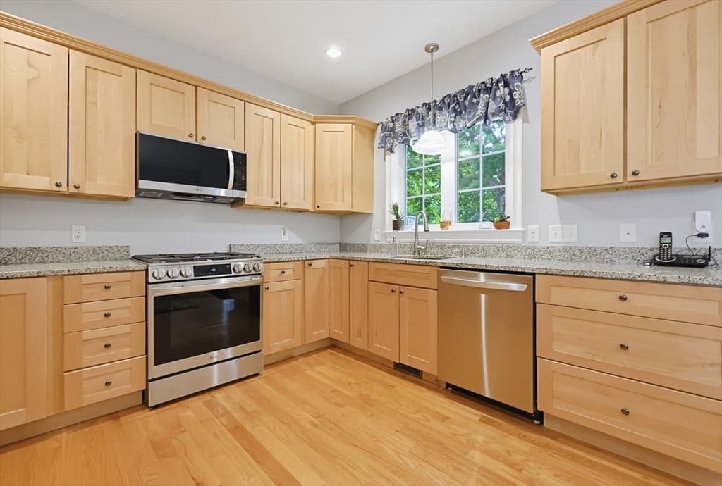 Condominium at 23 Williamsburg Way # 23, Medway MA 02053, Medway, photo 9 of 26