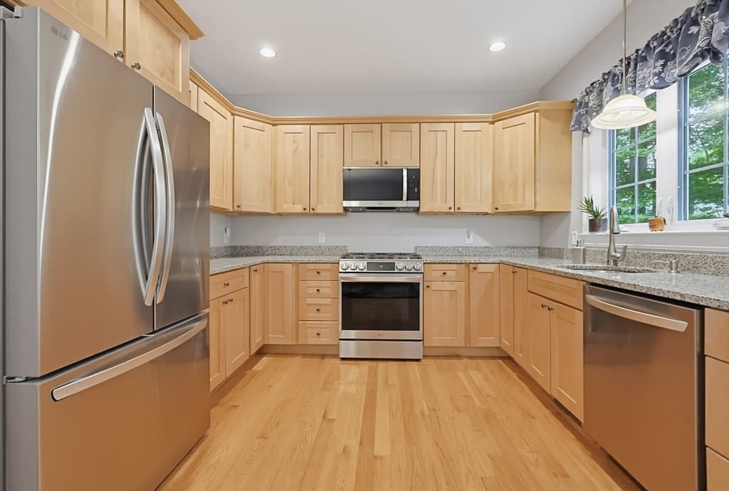 Condominium at 23 Williamsburg Way # 23, Medway MA 02053, Medway, photo 10 of 26