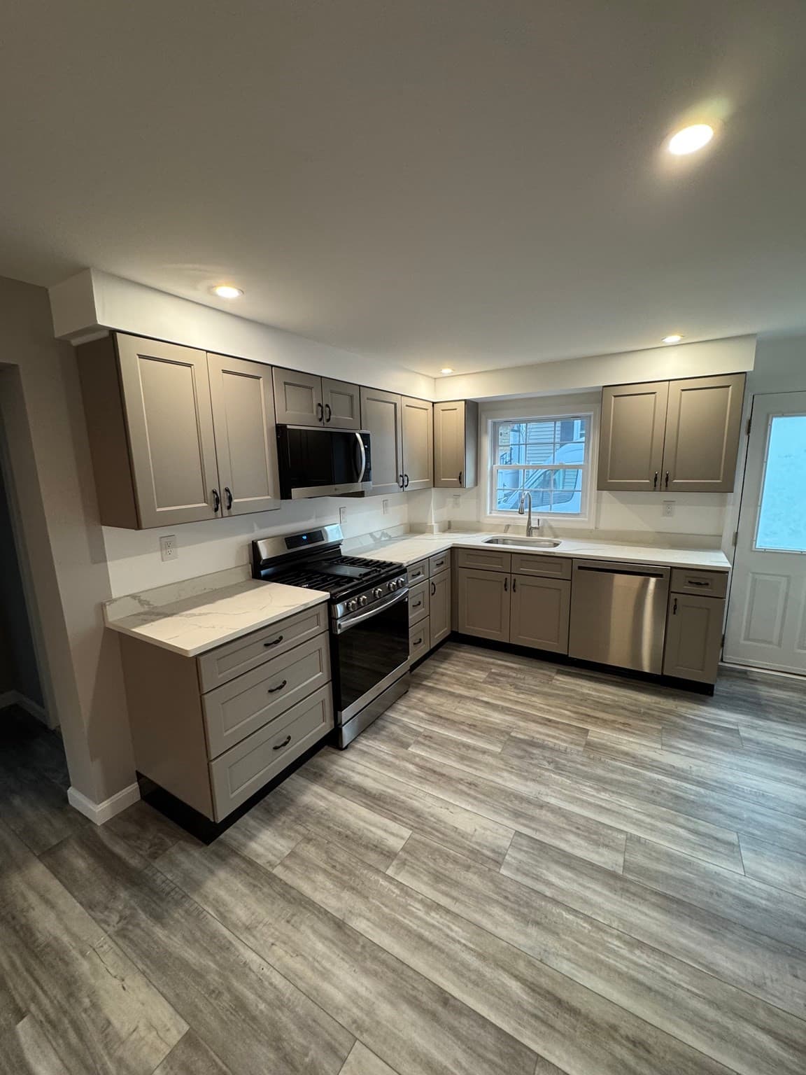 Single Family Residence at 18 Brimsmead St, Marlborough MA 01752, Marlborough, photo 4 of 28