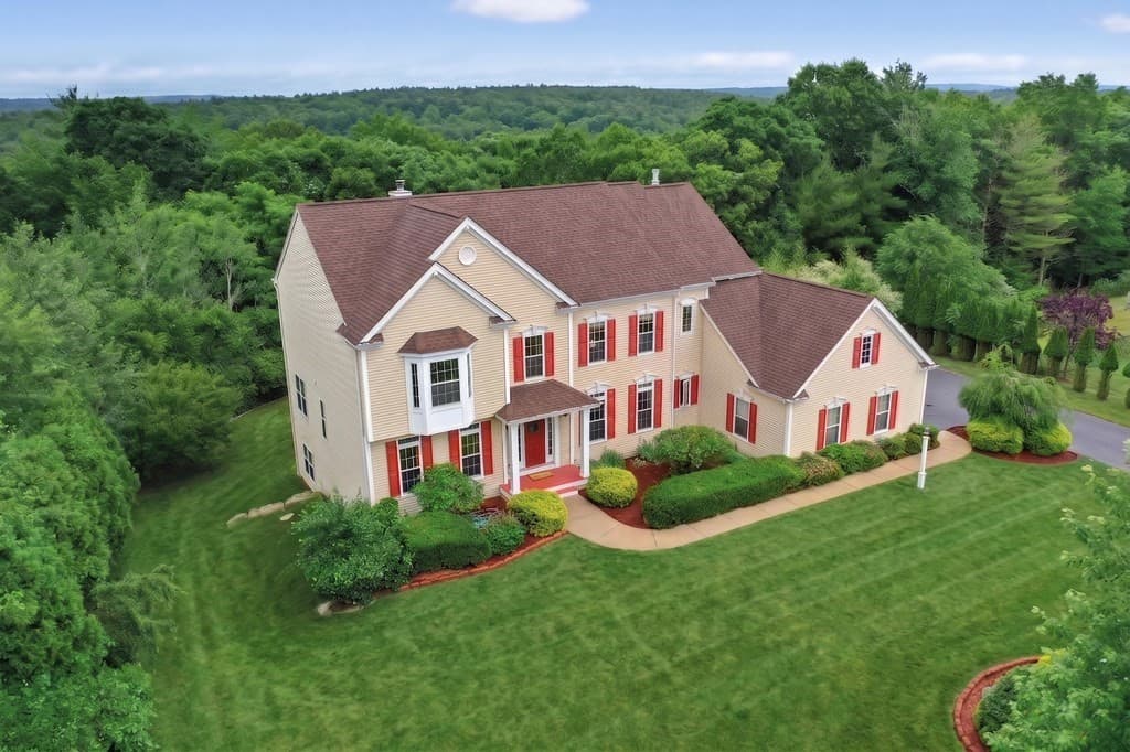 35 Howarth Dr, Upton MA 01568